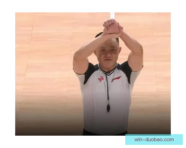 CBA赛场火药味十足高中锋恶意犯规引爆冲突裁判八分钟连吹八次技术犯规_6ev46ypr