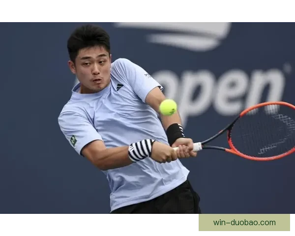 中国双子星闪耀网坛：吴易昺强势晋级澳网正赛，布云朝克特表演赛力克世界前_0cqn7dco